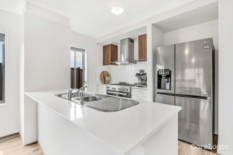 Property photo of 4 Edgewater Road Craigieburn VIC 3064