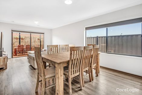 Property photo of 4 Edgewater Road Craigieburn VIC 3064