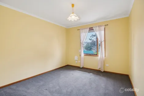 Property photo of 32 Harold Lea Way Hackham SA 5163