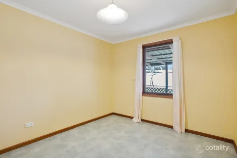 Property photo of 32 Harold Lea Way Hackham SA 5163
