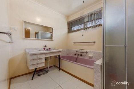 Property photo of 68 Mulhall Drive St Albans VIC 3021