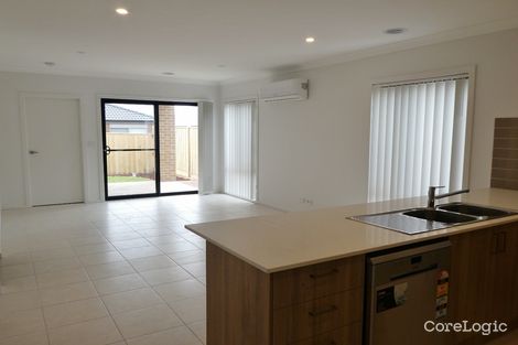 Property photo of 17 Verve Circuit Cranbourne West VIC 3977
