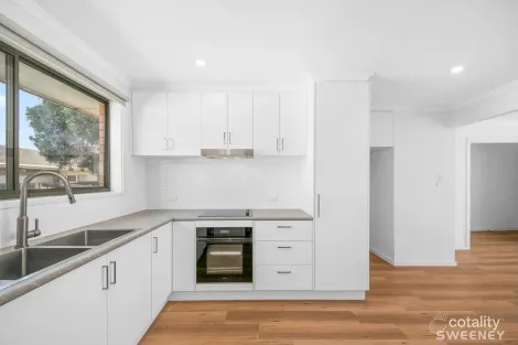 2/2 Corrigan Ave, Brooklyn, VIC 3012