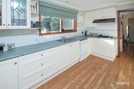 Property photo of 11 Clifton Way Endeavour Hills VIC 3802