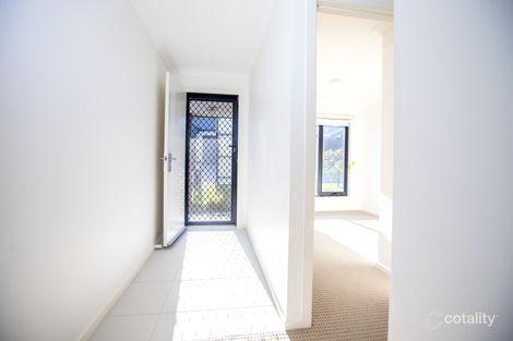 Property photo of 26 Expedition Circuit Pakenham VIC 3810