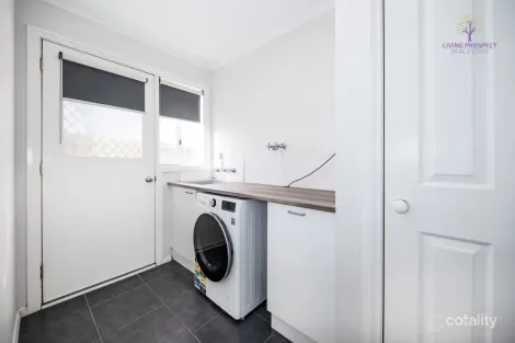 Property photo of 21 Emperor Parade Tarneit VIC 3029