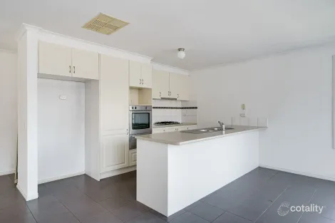 Property photo of 25 Victoria Place Pakenham VIC 3810