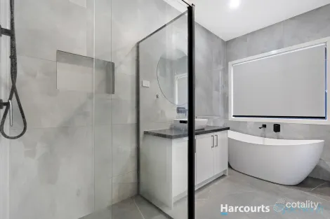 Property photo of 18 Kernot Parade Clyde VIC 3978