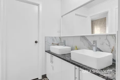 Property photo of 65 Oaktree Drive Hampton Park VIC 3976