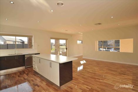 Property photo of 5 Eminence Way Craigieburn VIC 3064