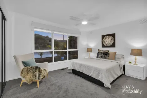 Property photo of 94 Chalcot Drive Endeavour Hills VIC 3802