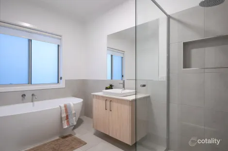 Property photo of 11 McKenzie Way McKenzie Hill VIC 3451