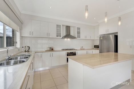 Property photo of 14 Brickwood Circuit Craigieburn VIC 3064