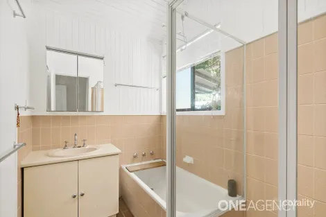 Property photo of 24 Yeovil Drive Bomaderry NSW 2541