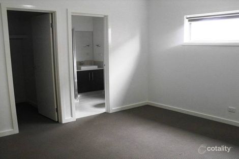 Property photo of 28 Donnelly Circuit South Morang VIC 3752