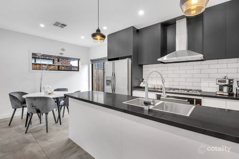 Property photo of 32 Tivoli Way Mickleham VIC 3064