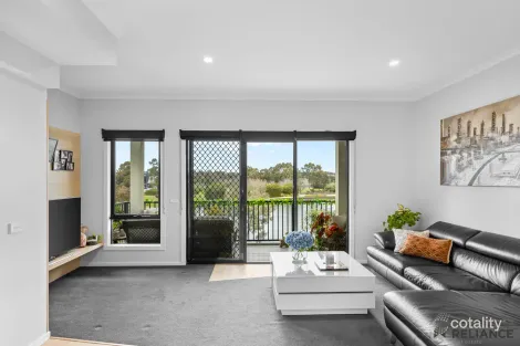 Property photo of 32 Alexander Circuit Craigieburn VIC 3064