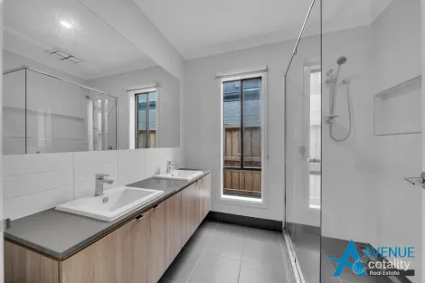 Property photo of 4 Dandelion Crescent Rockbank VIC 3335