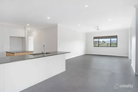 Property photo of 28 Lambrusco Way North Tamworth NSW 2340