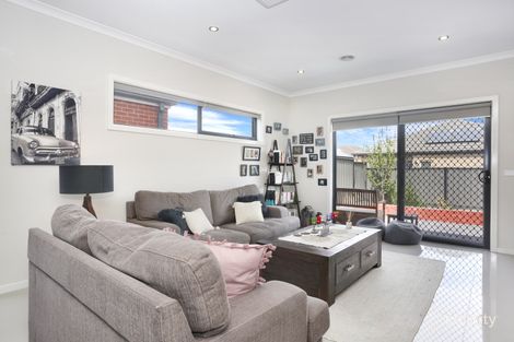 Property photo of 33 Jonesfield Street Craigieburn VIC 3064