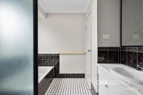 Property photo of 33 Shearwater Boulevard Albion Park Rail NSW 2527