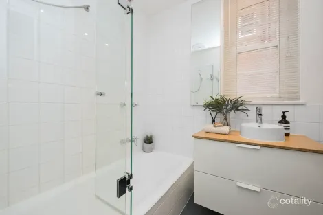 Property photo of 2/36 Barkly Street St Kilda VIC 3182