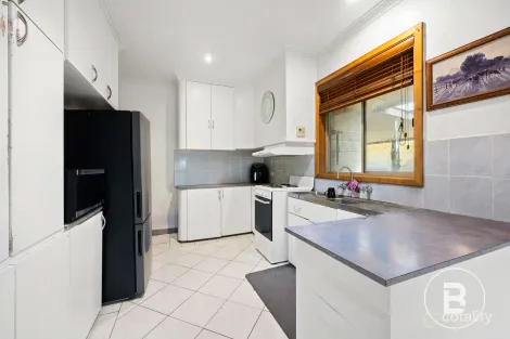 Property photo of 4 Form Street Wendouree VIC 3355