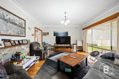 Property photo of 4 Form Street Wendouree VIC 3355