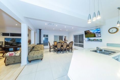 Property photo of 13 Olrig Grove Craigieburn VIC 3064
