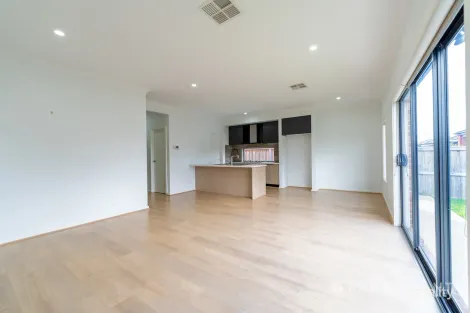 Property photo of 24 Melaleuca Boulevard Beveridge VIC 3753