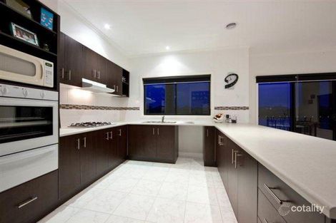 Property photo of 32 Lakeside Drive Sandhurst VIC 3977