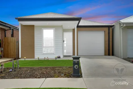 6 Lahore Cl, Mount Cottrell, VIC 3024