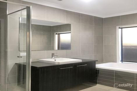 Property photo of 16 Mullein Bend Cranbourne North VIC 3977