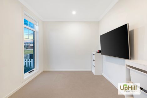 8 Hacienda Lane, Clyde North, VIC 3978