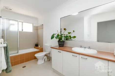 Property photo of 4/8 Honeysuckle Way Calamvale QLD 4116