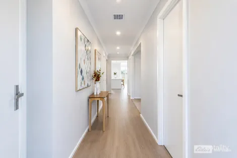 Property photo of 7 Gleam Street Werribee VIC 3030