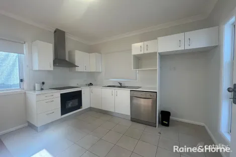 Property photo of 8A Mulga Place Macquarie Fields NSW 2564