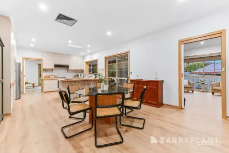 Property photo of 10 Michael Court Berwick VIC 3806