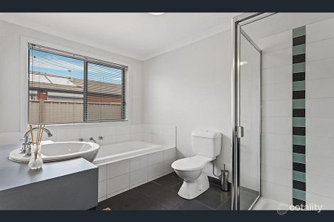 Property photo of 30 Fantail Way Brookfield VIC 3338