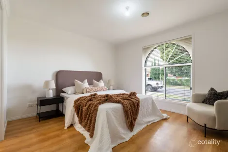 Property photo of 33 Bowral Loop Craigieburn VIC 3064