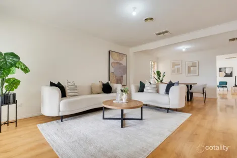 Property photo of 33 Bowral Loop Craigieburn VIC 3064