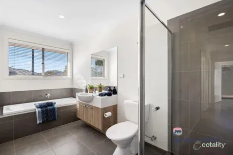 Property photo of 2 Blackscroft Road Thornhill Park VIC 3335
