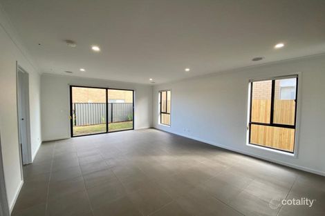 Property photo of 30 Salim Way Clyde North VIC 3978