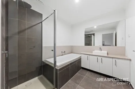 Property photo of 6 Kanuri Way Pakenham VIC 3810