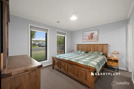 Property photo of 43 Timbertop Crescent Drouin VIC 3818