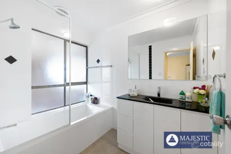Property photo of 11 Nunn Close Bateman WA 6150