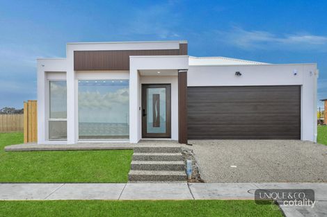 Property photo of 28 Hampshire Avenue Rockbank VIC 3335