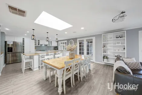 Property photo of 2 Cyprus Place Melton West VIC 3337