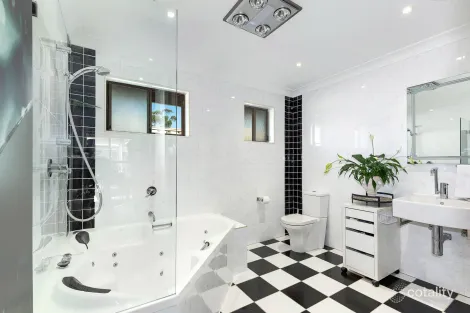Property photo of 13 Letitia Close Green Point NSW 2251