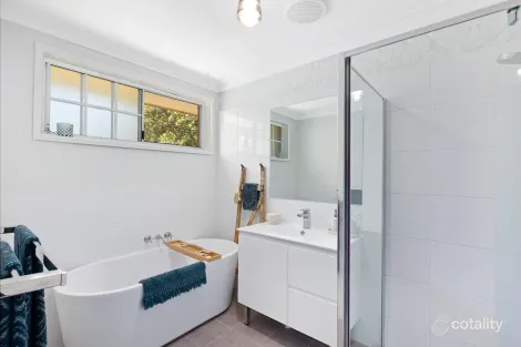 Property photo of 19 Hobbs Close Bateau Bay NSW 2261